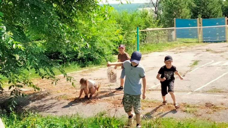 Ребята приняли участие в субботнике.
