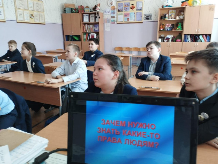 В рамках Декады правового просвещения несовершеннолетних в 4Б классе прошёл классный час.